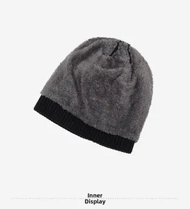 Detailansicht des dicken grauen Fleece-Futters in einer zweilagigen Strickmütze für Winter