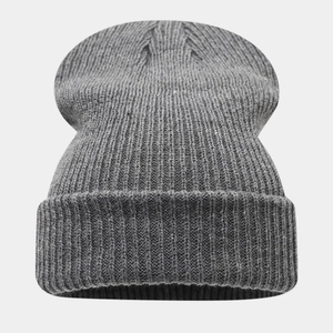Détail du tricot côtelé gris moyen de haute qualité et de la texture chaude du bonnet épais