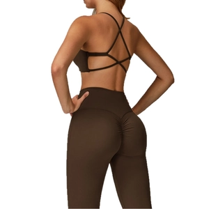 Conjunto de yoga café oscuro para mujer con sujetador de tiras cruzadas y mallas altas