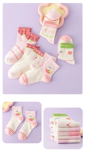 Détails de chaussettes bébé mignonnes roses et vertes avec motifs fraises et lapins