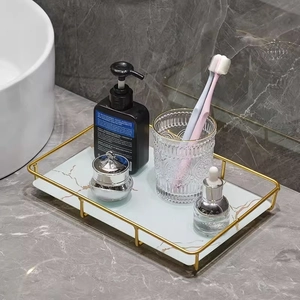 Bandeja de baño de lujo con marco de metal dorado y base de vidrio de mármol para aseo