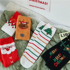 Chaussettes de Noël épaisses en polaire corail avec motifs festifs sur fond doux