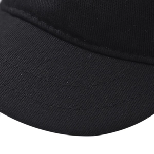 Détail de la couture double sur une casquette de baseball noire en sergé de coton