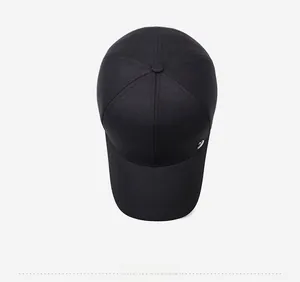 Draufsicht auf die schwarze Baumwoll-Baseballkappe mit 6-Panel-Krone und Metalldetail
