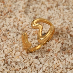 Minimalistischer goldener Herzring aus 316 Edelstahl mit polierter Spiegeloberfläche