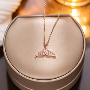 Elegante collana con ciondolo a coda di sirena in oro rosa e zirconi scintillanti