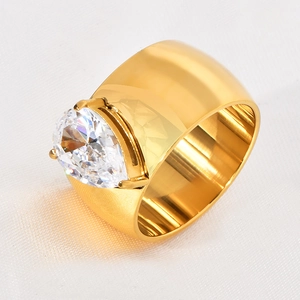 Eleganter 18K vergoldeter Edelstahlring, breit, mit einem klaren Zirkonia in Tropfenform