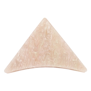 Détail d'une pince à cheveux triangulaire en acétate rose clair avec texture marbrée