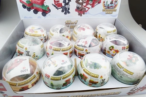 Dettaglio di 12 uova a sorpresa con mini blocchi di Natale in scatola bianca