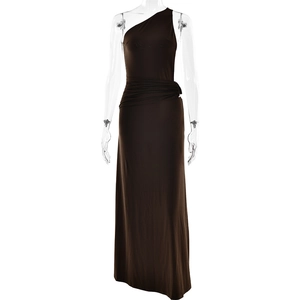 Vue détaillée d'une robe marron à une épaule avec fronces à la taille sur mannequin