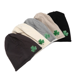 Lot de 5 bonnets en tricot de couleurs variées avec imprimé trèfle vert pour couples