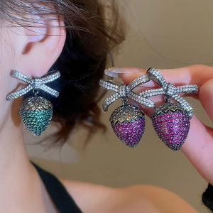 Dettaglio orecchini a fragola in zircone con fiocchi di cristallo in rosa e verde