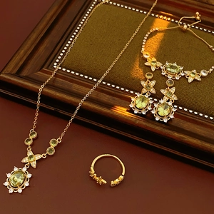 Parure de bijoux vintage en or avec pierres de zircon vert, collier et bagues raffinés
