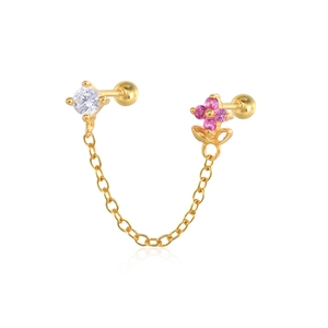 Détail de boucle d'oreille chaîne en argent S925 dorée avec fleurs en cristal rose