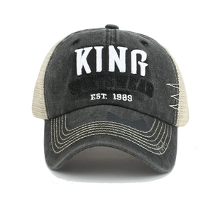 Dettaglio macro del ricamo KING 3D e texture vintage invecchiata sul cappellino da baseball