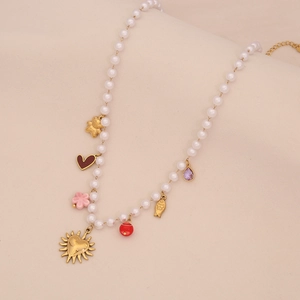 Détail du collier de perles avec des pendentifs colorés en forme d'ours et fleurs