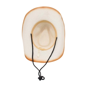 Détail de chapeau de cowboy en paille blanche avec bord dégradé marron et cordon noir