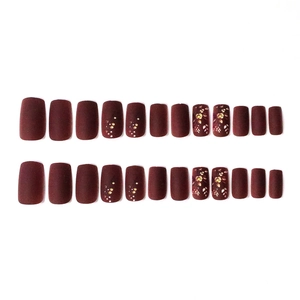 24 faux ongles carrés bordeaux mats avec des motifs floraux d'automne élégants