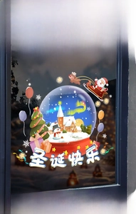 Détail de stickers de Noël avec Père Noël, rennes et flocons sur vitre sombre