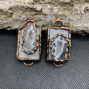 Detalle de los conectores de ágata vintage con incrustaciones de piedra natural