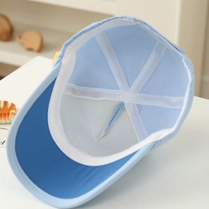 Vue détaillée de la doublure en maille respirante et des coutures de la casquette bleue
