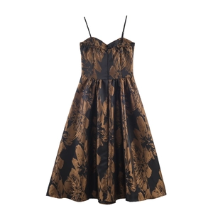 Robe longue chic à taille haute en jacquard noir et doré avec motifs floraux