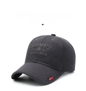 Détail de casquette de baseball gris foncé avec broderie et étiquette latérale