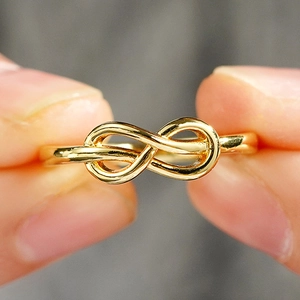 Macro-opname van gouden infinity ring met gepolijste spiegelglans afwerking