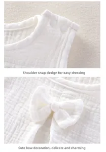 Détail du haut pour bébé en gaze de coton blanc avec boutons à l'épaule et nœud