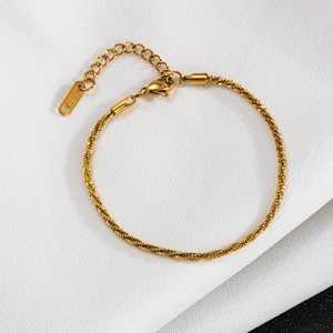 Nahaufnahme des goldenen Edelstahlarmbands mit verstellbarem Verschluss und Kette
