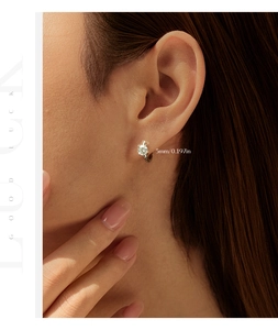 Gros plan d'une boucle d'oreille moissanite 2 carats avec un diamètre de 5mm sur l'oreille
