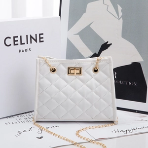 Elegante borsa trapuntata bianca con tracolla a catena dorata e chiusura a scatto