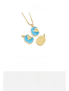 Détail du pendentif lion plaqué or 18K avec opale bleue mesurant 12x17mm