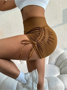 Vue détaillée du short de yoga taille haute avec côtés froncés et cordon de serrage