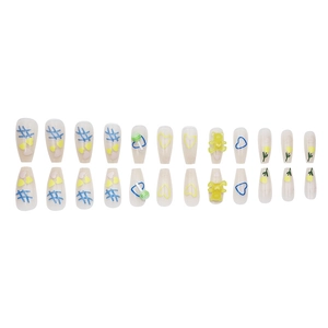 Faux ongles longs avec ours jaune 3D, cœur bleu et motifs de fleurs tulipes