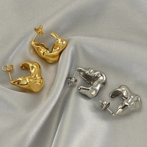 Irreguläre Flüssigmetall C-Form Ohrringe 18K Vergoldeter Edelstahl Chunky Design Modeschmuck Für Damen