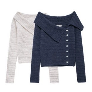 Dettaglio di top in maglia bianco avorio e blu navy con colletto bottoni asimmetrici