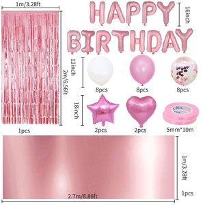 Détail du kit de fête or rose avec ballons, rideaux de pluie et nappe de décoration