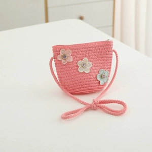 Sac bandoulière rose en paille tressée pour fille avec trois fleurs en dentelle et breloques