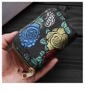 Gros plan détaillé du portefeuille en cuir noir gaufré de roses avec fermeture dorée