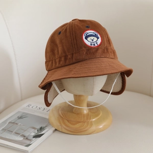 Détail d'un chapeau enfant en velours côtelé marron avec doublure en laine d'agneau