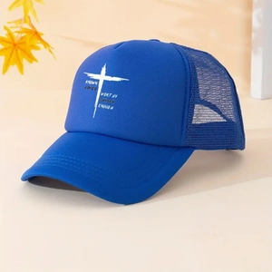 Blaue Trucker-Kappe mit weißem Kreuz und Motivationsspruch auf warmem Hintergrund