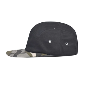 Vue latérale détaillée d'une casquette 5-panel en coton noir avec visière camouflage