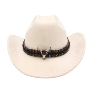 Detailansicht eines weißen Ethno-Cowboyhuts mit Totenkopf und bunt gemustertem Band