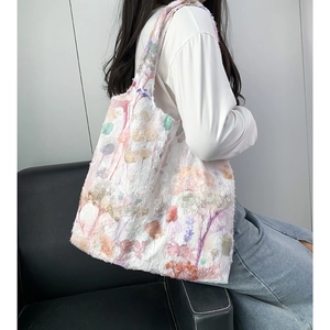 Gros plan sur un grand sac cabas avec broderie 3D colorée et textures d'art