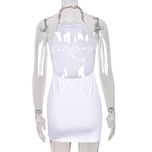 Détail de robe blanche moulante avec élégante chaîne dorée au licou du cou