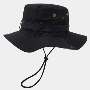 Détail du chapeau tactique noir avec tissu ripstop et jugulaire réglable de plein air