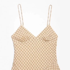 Robe caraco à carreaux et bordure en dentelle beige et marron à texture froncée