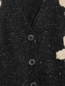 Detaillierte Nahaufnahme der Strickjacke mit Knöpfen und Textur aus Wollmischgewebe