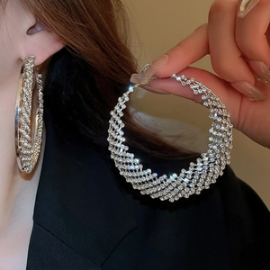 Orecchini a cerchio in argento con strass incastonati e design a rete geometrica